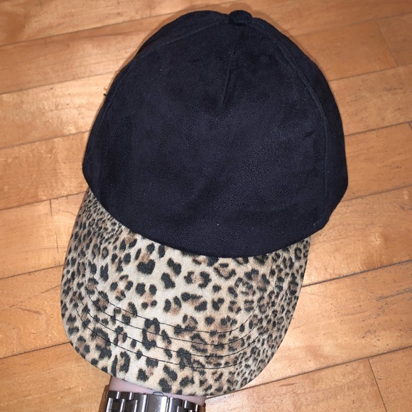 Forever 21 Accessories - [OS]🧢F21 black velvet cap